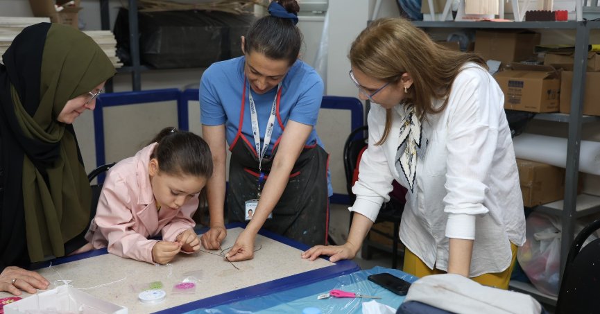 BERNA ABİŞ, AŞURE İKRAMINDA BULUNDU