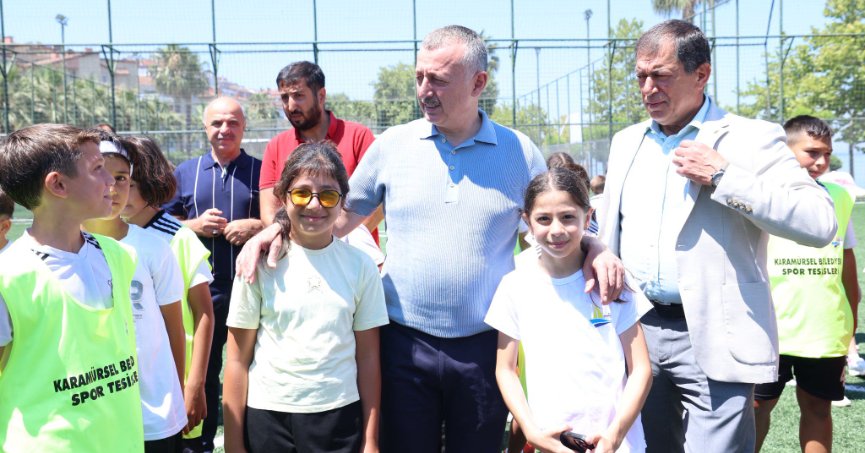 GENÇLER VE AİLELERLE SOHBET ETTİ