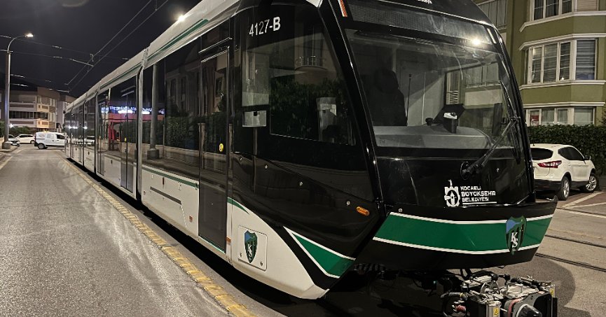 9. tramvay raylara indi, son araç yolda