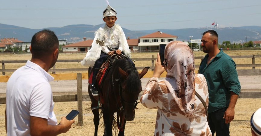 GÖLCÜK’TE SÜNNET ÇOCUKLARININ MUTLULUĞU ŞÖLENE DÖNÜŞTÜ