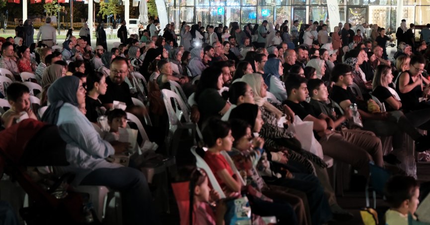 Milli İrade Meydanı, sinemaseverlerin adresi oldu