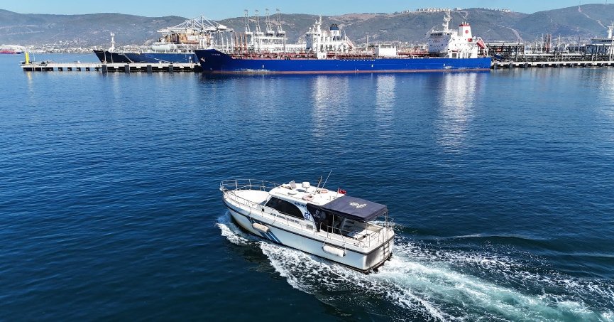 Büyükşehir’den denizi kirleten gemiye suçüstü