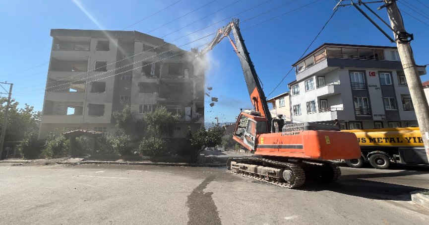 Derince’de ağır hasarlı binaya ilk kepçe vuruldu