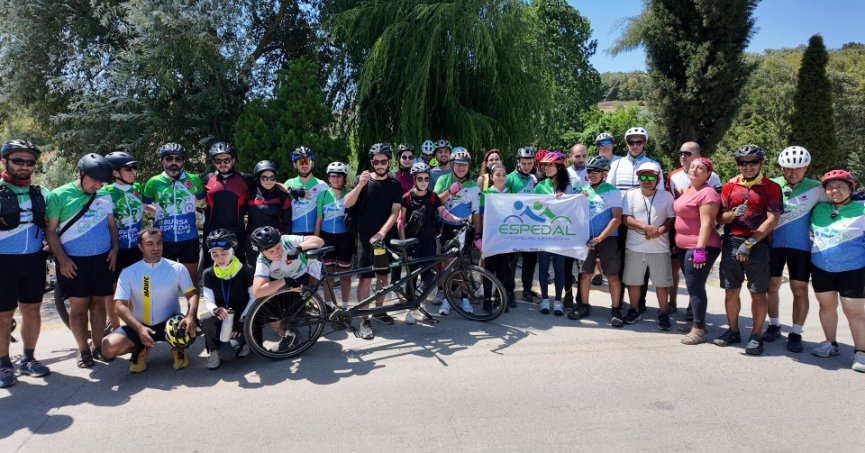 Tandem bisikletlerle umuda pedal çevirdiler