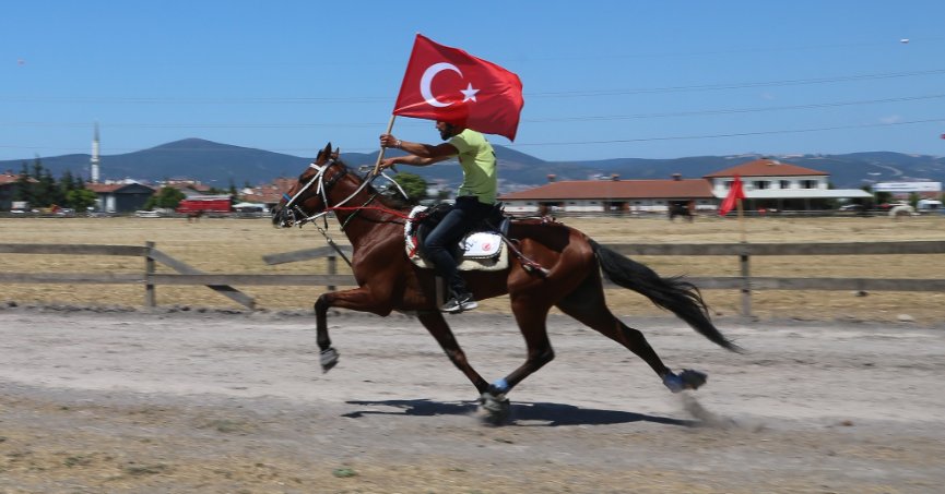 RAHVAN AT YARIŞLARI HEYECANINDA SIRA GÖLCÜK KOŞUSUNDA