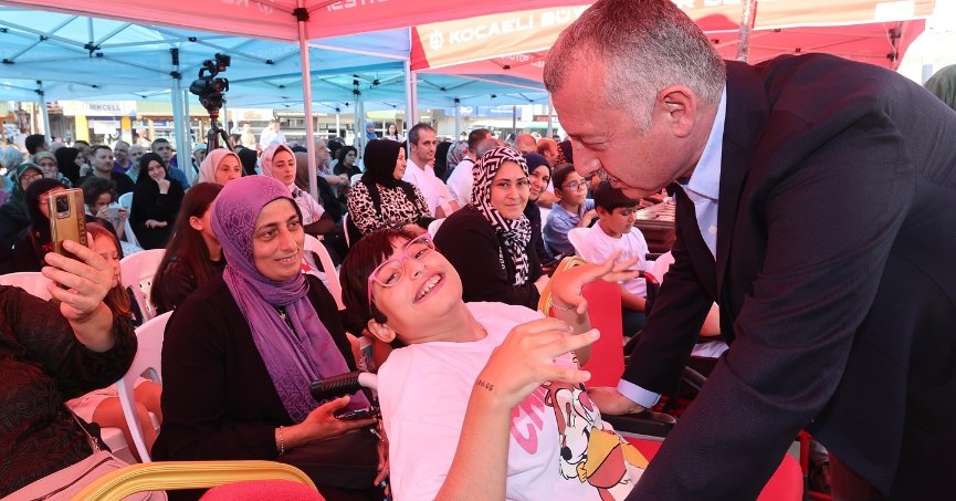 ÖZEL BİREYLER SAKAL-I ŞERİF’İ ZİYARET ETTİ