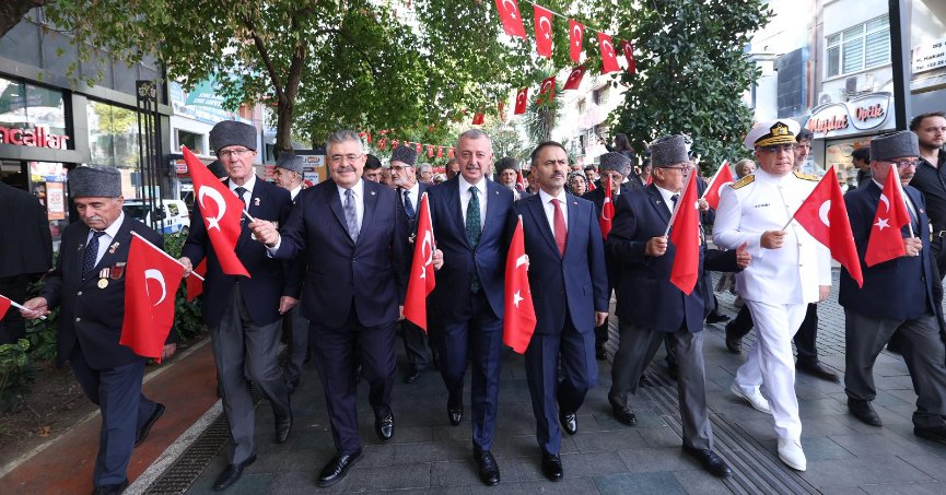 ATATÜRK ANITI’NA ÇELENK BIRAKILDI