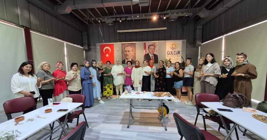 GÖLCÜK'TE KADINLAR KENDİ MUMLARINI TASARLADI