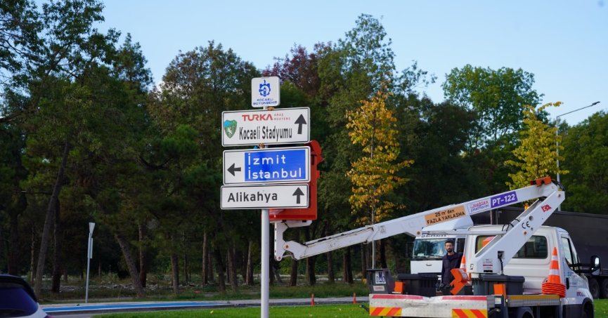 Kocaeli Stadı’nın yeni isim tabelaları monte edildi