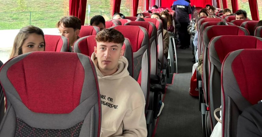 GÖLCÜK BELEDİYESİ'NDEN ÖĞRENCİLERE ÜCRETSİZ ULAŞIM DESTEĞİ