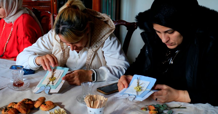 Konak güllerinin kâğıttaki izleri büyüledi