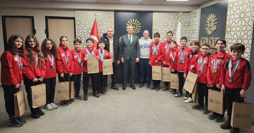 Başkan Sezer Gölcük Belediyesporlu Yüzücüleri Ağırladı