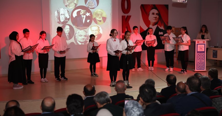 Derince’de Kitapların Işığı Sahneyi Aydınlattı