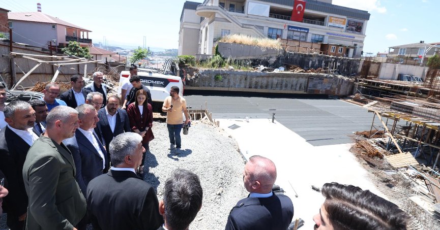 Başkan Büyükakın, Kent Meydanı projesini inceledi