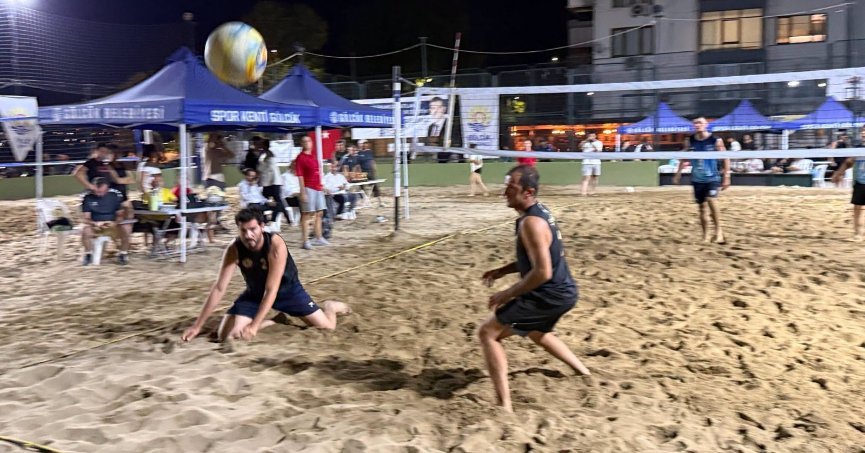 Gölcük’te Plaj Voleybolu Turnuvası Çekişmeli Müsabakalar ile Tamamlandı
