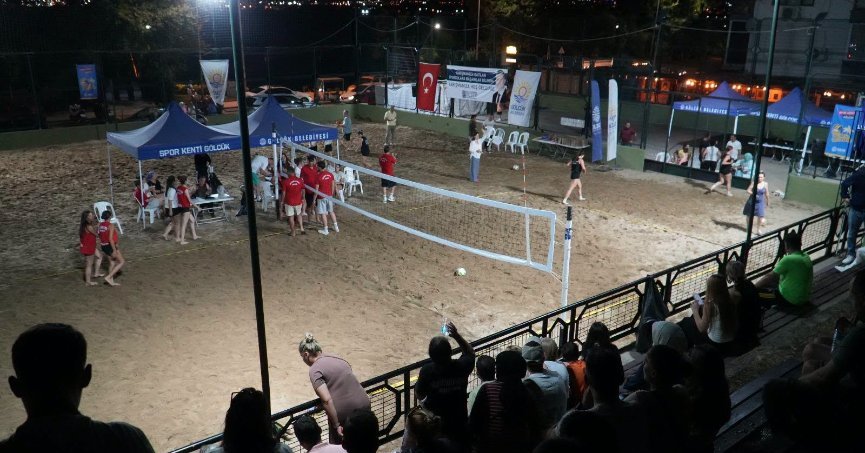 Plaj Voleybolunda Minik Sporculardan Büyük Mücadele