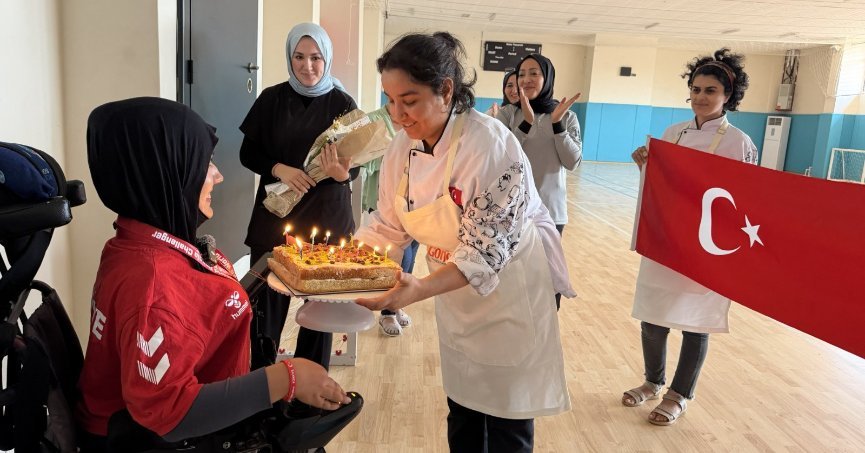 Dünya şampiyonu Havva Alyurt’a sürpriz kutlama