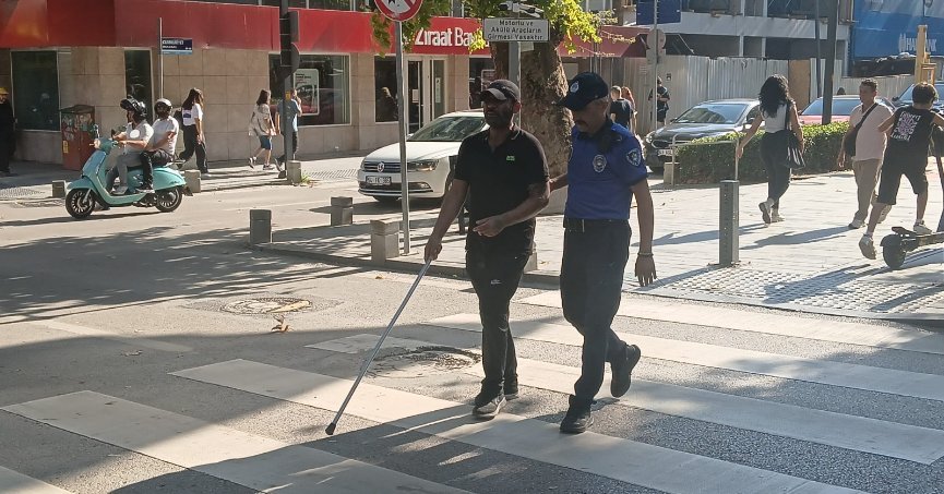 Görme engelli vatandaşa zabıtadan destek eli