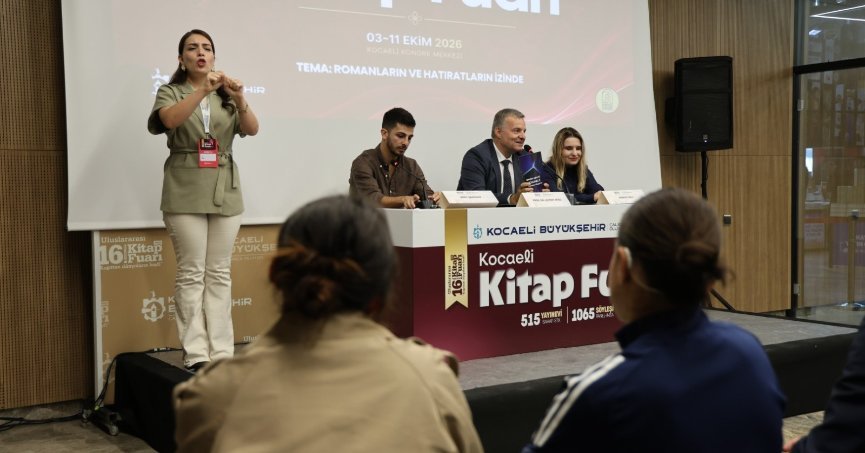 İrem, kitapların dünyasını işaret diliyle keşfetti