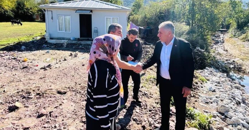 Kartepe Belediyesi Selden Etkilenen Vatandaşları Yalnız Bırakmıyor