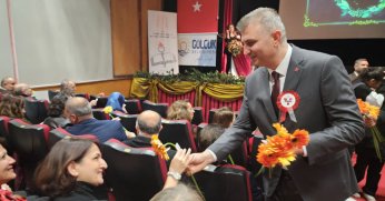 BAŞKAN SEZER'DEN ÖĞRETMENLERE ÇİÇEKLİ KUTLAMA