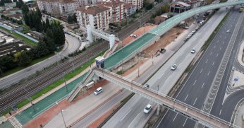 Tramvay hattı durağına 78 araçlık otopark