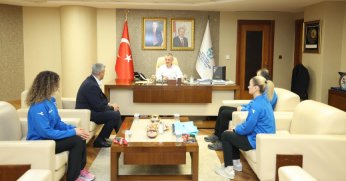 Başkan Büyükakın şampiyon kardeşlerle buluştu