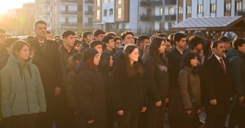 Okullar şehitler için saygı duruşuyla başladı