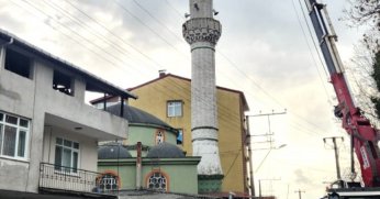 ÇÜRÜYEN MİNARE KÜLAHI TEHLİKE SAÇIYORDU