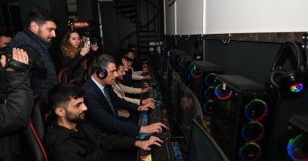 BAŞKAN KOCAMAN, GENÇLERLE COUNTER STRİKE OYNADI