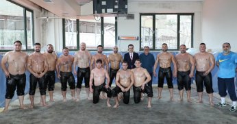 Mesut Çetinkaya, güreşçilerin yanında