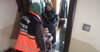 MİNİK KARDEŞLERİN SEVGİSİNE GÖLCÜK BELEDİYESİ EKİPLERİ DUYARSIZ KALMADI