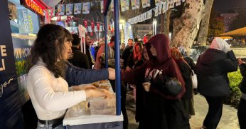 AK Parti İzmit’te her akşam lokma dağıtıyor