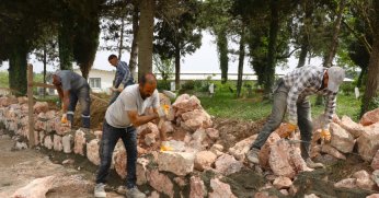 17 mezarlıkta taş duvar ve tel çit yapılıyor