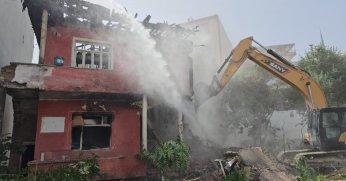 GÖLCÜK’TE YANGINDA BÜYÜK HASAR GÖREN BİNA YIKILDI