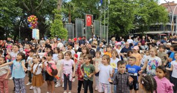 ÇINARLIK MEYDANI’NDAKİ ÇOCUK ŞENLİĞİNE YOĞUN İLGİ