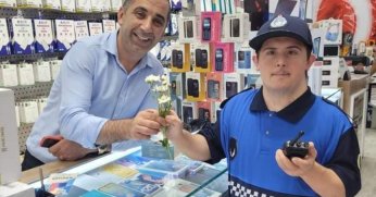 DENETİMDEN GEÇEN ESNAFA ÇİÇEK VERDİ