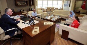 Başkan Büyükakın genç şampiyonla buluştu