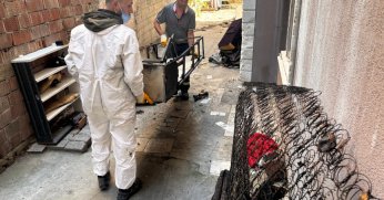 GÖLCÜK BELEDİYESİ YANGINDA HASAR GÖREN EVİ TEMİZLEDİ