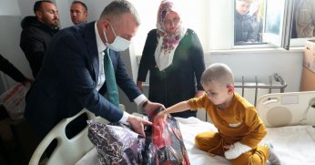 YARALILARI HASTANEDE ZİYARET ETTİ