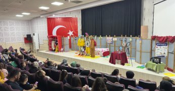 KARTEPE’DE YÜREKLERE DOKUNAN TİYATRO