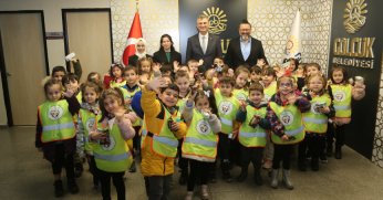 MİNİK ÖĞRENCİLERDEN BAŞKAN SEZER'E SÜRPRİZ HEDİYE