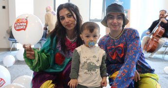 Hastanedeki çocuklara 23 Nisan sürprizi