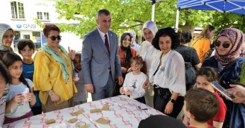 GÖLCÜKLÜ ÇOCUKLAR ELLERİYLE ANNELERİNE HEDİYE YAPTI