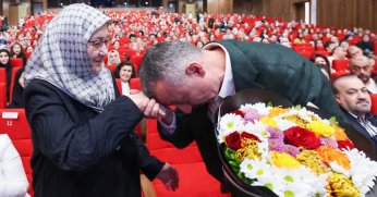 Büyükakın'dan annesine çiçekli kutlama