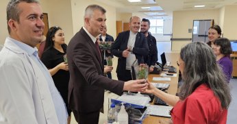 BAŞKAN SEZER’DEN HEMŞİRERE SÜRPRİZ KUTLAMA