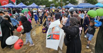 GÖLCÜK'TE YÜZLERCE KİŞİ YAĞMUR ALTINDA FİLİSTİN İÇİN TEK YÜREK OLDU