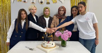 Beyaz Kalpler’de mezuniyet sevinci