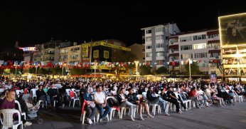 Ay-Yıldızlı coşku meydana sığmadı