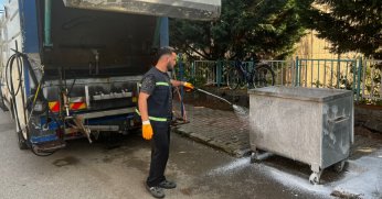 Gölcük’te çöp konteynerleri düzenli olarak temizleniyor